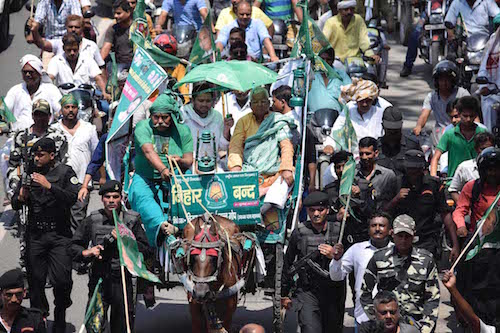 PATNA, JULY 27 (UNI):- RJD chief Lalu Prasad rides n a horse cart with party supporters during state-wise bandh to protest against the central government's failure to make public the caste-based census in Patna on Monday. UNI PHOTO-69U