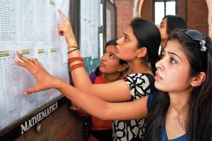 Students looked the first Cut off list at St. Stephens collage in New Delhi on tuesday.amar ujala photo by vivek nigam15/06/10