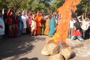 मैला उठाने का काम छोडऩे वालों ने शुरू किया मछली पालन(उपर बांए), कपड़े की सिलाई। मैला ढोने से मुक्त होने वाली महिलाओं के लिए अमिर खान ने लांच किया 'डिग्नीटी एंड डिजाइन' कार्यक्रम(बांए)। मैला मुक्ति यात्रा के दृश्य(नीचे)।