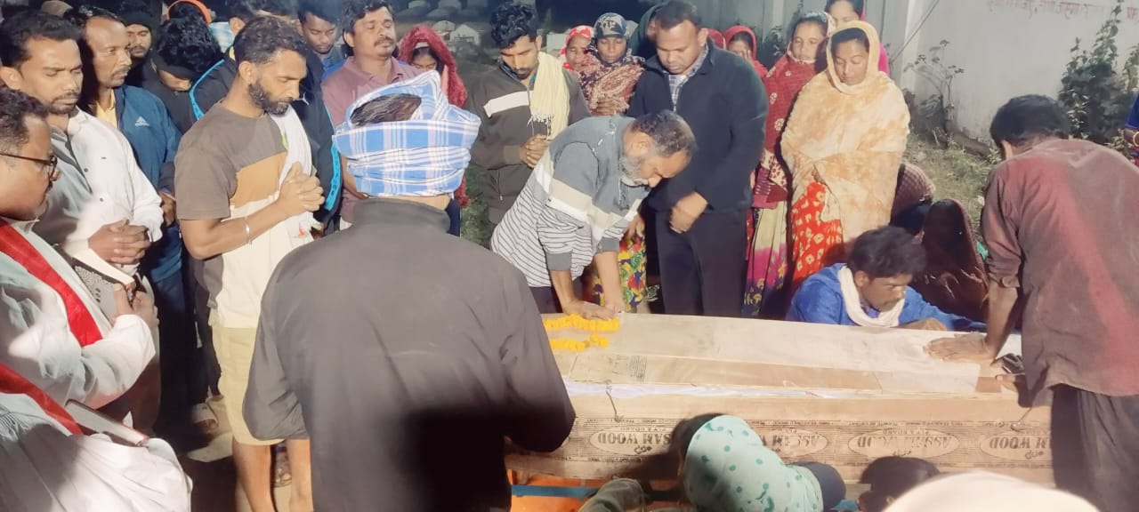 बीते 27 जनवरी को सुप्रीम कोर्ट के आदेश के बाद शासन-प्रशासन के दबाव में अपने गांव से करीब 45 किलोमीटर दूर करकापाल में मृतक के पार्थिव शरीर को दफन करते परिजन